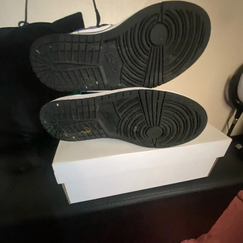 Women’s Jordan Air 1 Mid SE Black and Red - Picture 9 of 10